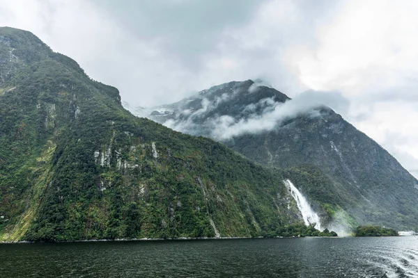 Día nublado y lluvioso en Milford Sound, Isla Sur, Nueva Zelanda — Foto de Stock