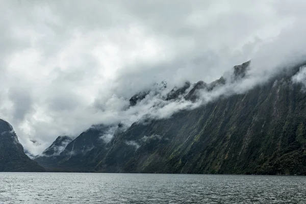 Облачный и дождливый день в Милфорд Саунд, Южный остров, Новая Зеландия — стоковое фото