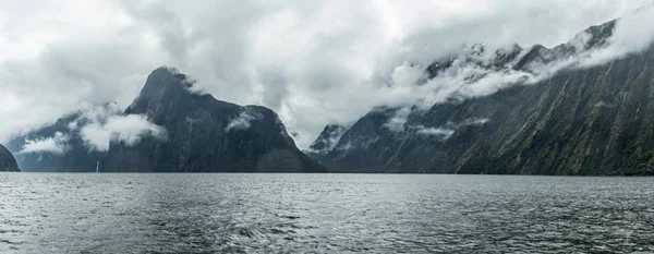 Día nublado y lluvioso en Milford Sound, Isla Sur, Nueva Zelanda —  Fotos de Stock