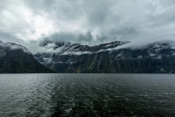 Облачный и дождливый день в Милфорд Саунд, Южный остров, Новая Зеландия — стоковое фото