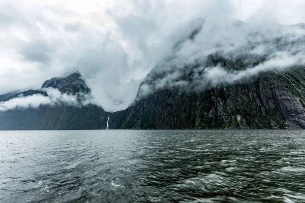 Zavaros és esős nap Milford Sound, South Island, Új-Zéland — Stock Fotó