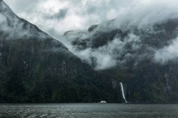 Día nublado y lluvioso en Milford Sound, Isla Sur, Nueva Zelanda —  Fotos de Stock