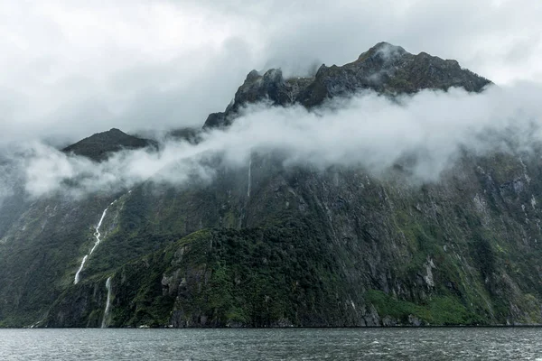 Bewolkt en regenachtige dag bij Milford Sound, Zuid eiland, Nieuw-Zeeland — Stockfoto