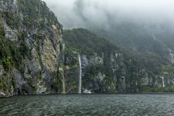 Bulutlu ve yağmurlu bir gün, Milford ses, South Island, Yeni Zelanda — Stok fotoğraf