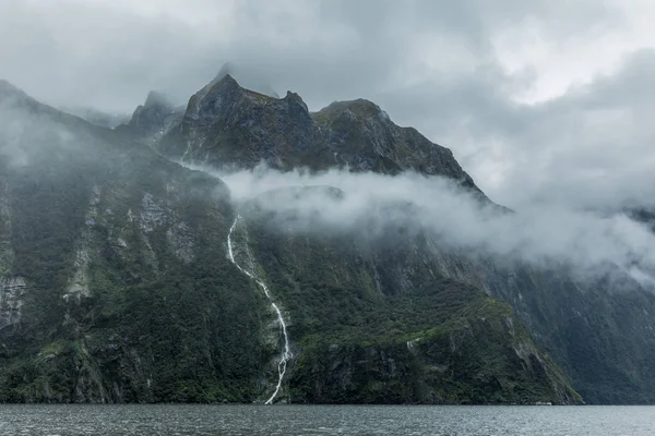 Día nublado y lluvioso en Milford Sound, Isla Sur, Nueva Zelanda —  Fotos de Stock