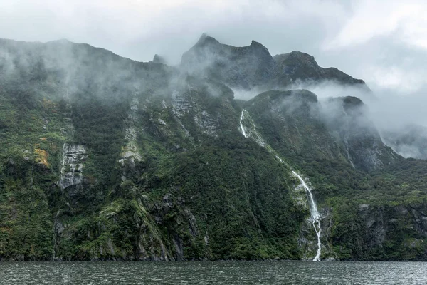 Bulutlu ve yağmurlu bir gün, Milford ses, South Island, Yeni Zelanda — Stok fotoğraf