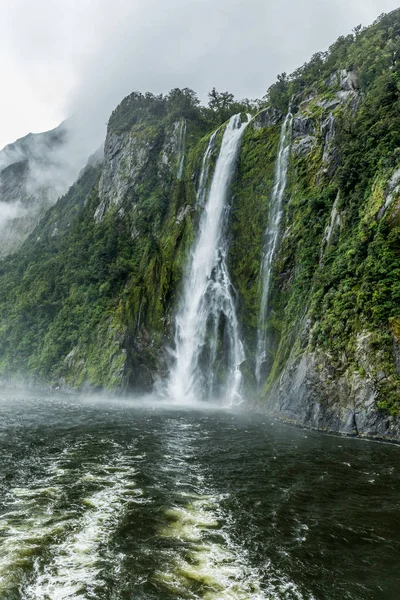 Bulutlu ve yağmurlu bir gün, Milford ses, South Island, Yeni Zelanda — Stok fotoğraf