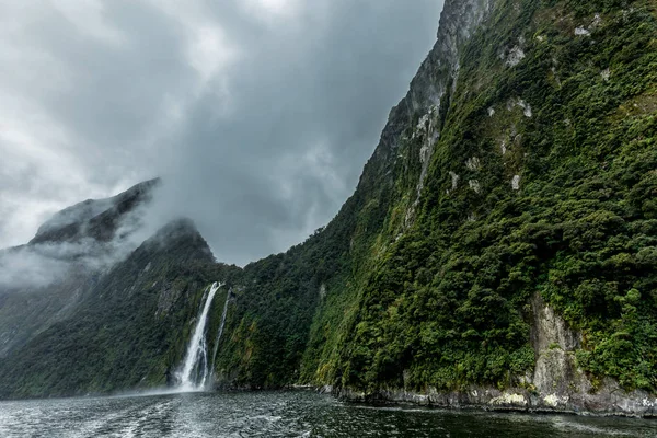 Bulutlu ve yağmurlu bir gün, Milford ses, South Island, Yeni Zelanda — Stok fotoğraf