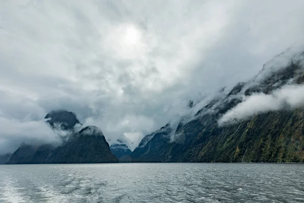 Día nublado y lluvioso en Milford Sound, Isla Sur, Nueva Zelanda — Foto de Stock