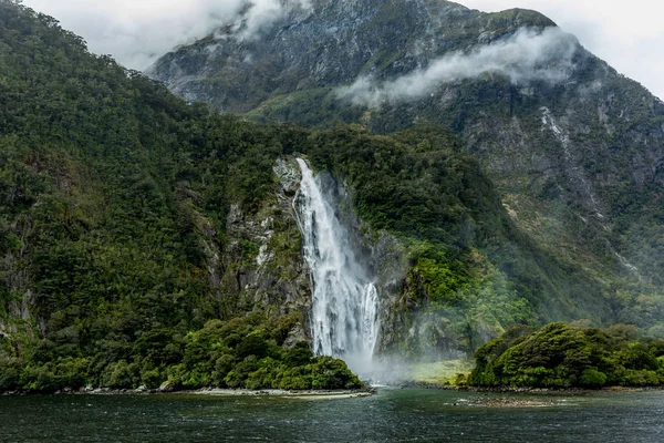 Molnigt och regnig dag på Milford Sound, Sydön, Nya Zeeland — Stockfoto