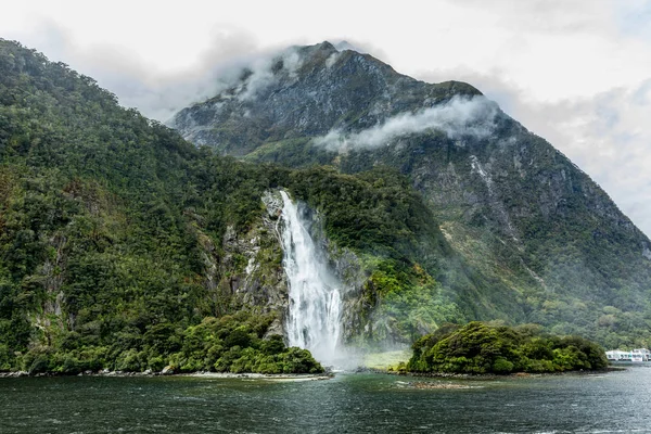 Bewölkt und regnerisch am Milford Sound, Südinsel, Neuseeland — Stockfoto
