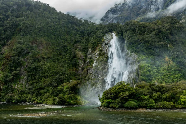 Zataženo a prší na Milford Sound, Jižní ostrov, Nový Zéland — Stock fotografie