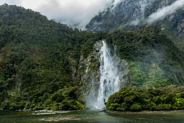 Zavaros és esős nap Milford Sound, South Island, Új-Zéland — Stock Fotó