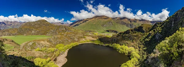 Rocky Mountain a diamantové jezero v národní Park Mt Aspiring — Stock fotografie