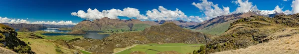 Rocky Mountain och Diamond Lake i Mt blivande National Park — Stockfoto