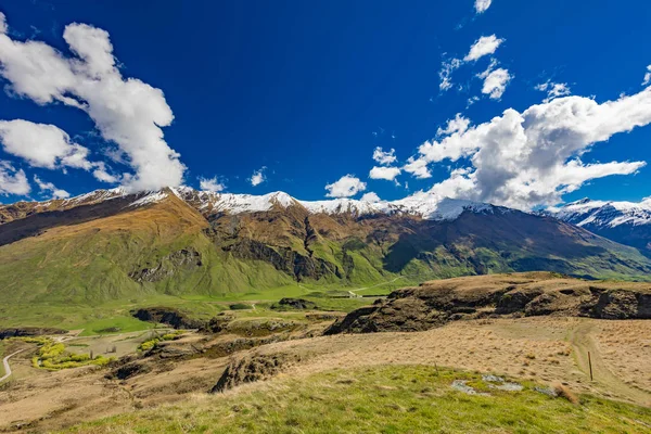 Rocky Mountain and Diamond Lake in the Mt Aspiring National Park — Stock Photo, Image