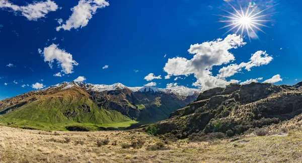 Rocky Mountain a diamantové jezero v národní Park Mt Aspiring — Stock fotografie