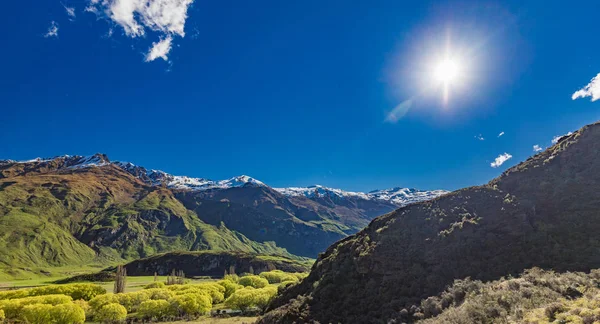 Montaña Rocosa y Lago Diamante en el Parque Nacional Mt Aspiring — Foto de Stock