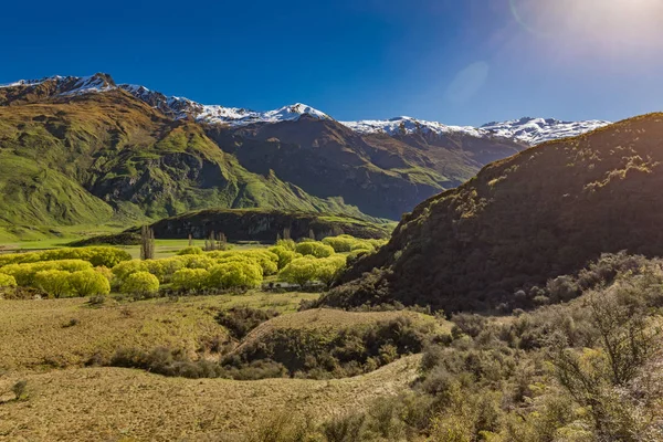 Montaña Rocosa y Lago Diamante en el Parque Nacional Mt Aspiring — Foto de Stock