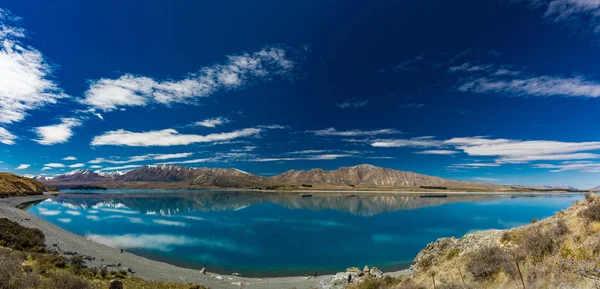 Lago Tekapo com reflexo do céu e das montanhas, Nova Zelândia — Fotografia de Stock