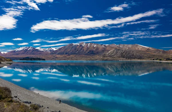 Lake Tekapo with reflection of sky and mountains, New Zealand — Stock Photo, Image