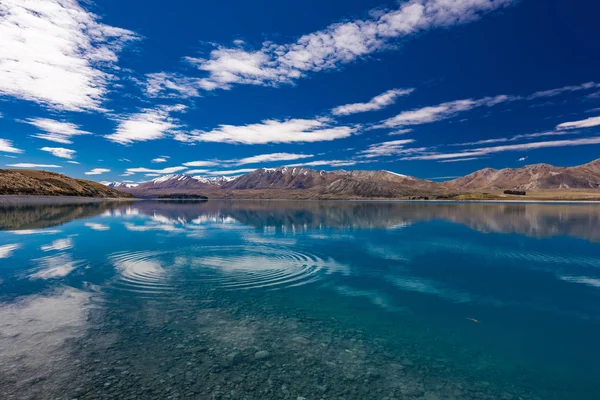 Tekapo 湖与天空和山的反射, 新西兰 — 图库照片