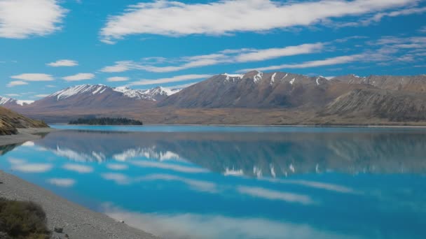 Яскраві Постріли Озеро Tekapo Відображенням Небо Гори Нова Зеландія — стокове відео