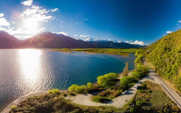 Vista aérea del dron, lado norte del lago Wanaka en Makarora, Sur —  Fotos de Stock