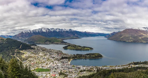 Panoramic view of The remarkables, Lake Wakatipu and Queenstown, — Stock Photo, Image