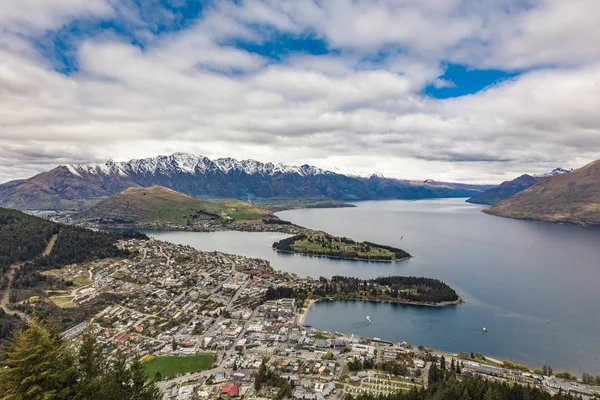 Vista panorâmica dos notáveis, Lago Wakatipu e Queenstown , — Fotografia de Stock