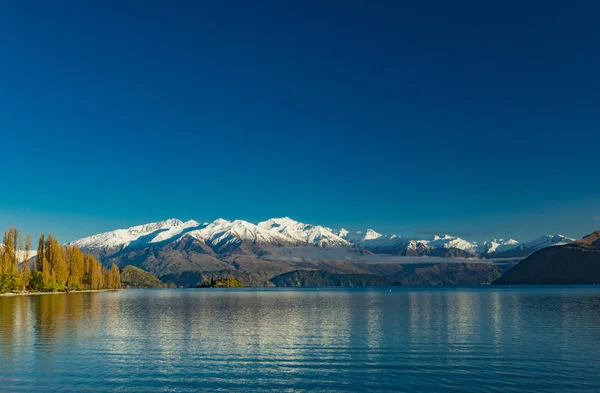 Vista de la mañana del lago Wanaka y Buchanan Peaks, Nueva Zelanda, sou —  Fotos de Stock