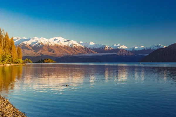 Vista da manhã do Lago Wanaka e Buchanan Peaks, Nova Zelândia, sou — Fotografia de Stock