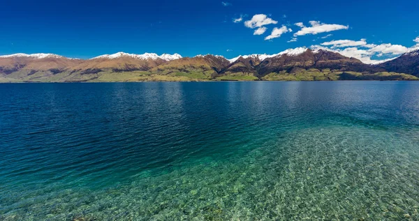 Luchtfoto drone weergave, Noord kant van Lake Wanaka op Makarora, zuiden — Stockfoto