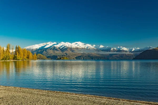 Vista da manhã do Lago Wanaka e Buchanan Peaks, Nova Zelândia, sou — Fotografia de Stock