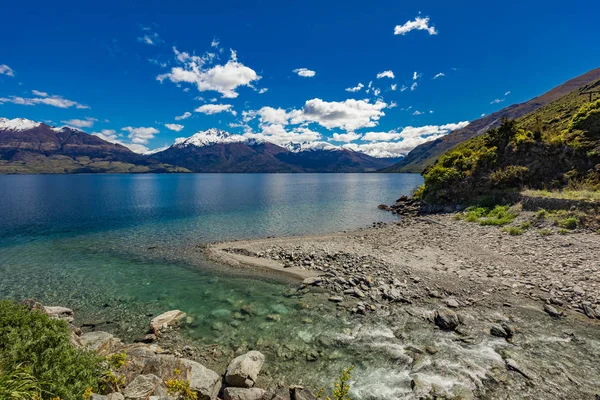 Vista aérea do drone, lado norte do Lago Wanaka em Makarora, Sul — Fotografia de Stock