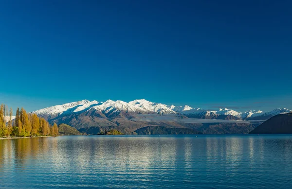 Ranní pohled z jezera Wanaka a Buchanan vrcholy, Nový Zéland, sou — Stock fotografie