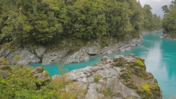 新西兰南岛霍基蒂卡峡谷风景保护区的蓝色水和岩石 — 图库视频影像