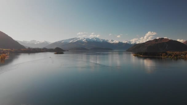 ワナカ湖と雪のブキャナン山脈の空中ドローンビュー ニュージーランド — ストック動画