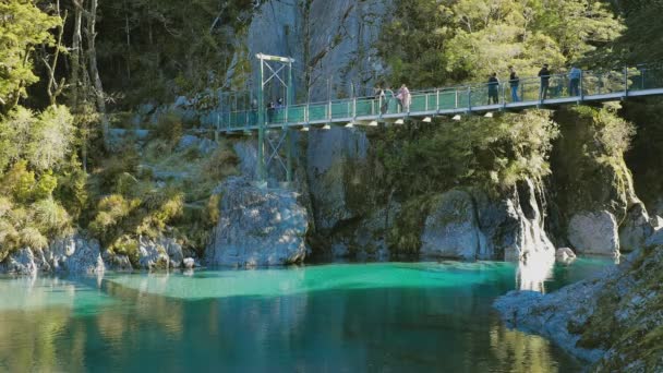 Blue Pools Wrzesień 2018 Turysta Cieszący Się Sławną Atrakcją Słoneczny — Wideo stockowe