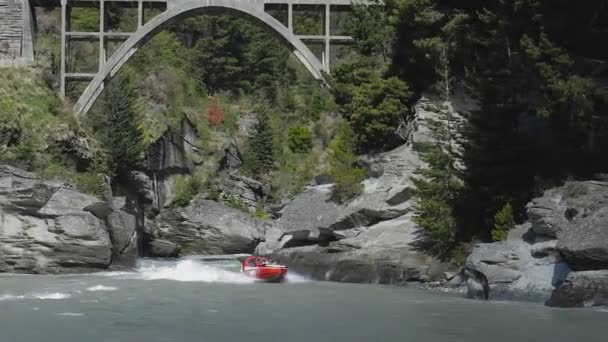 Queenstown Paź 2018 Ludzie Korzystających Jet Bot Ride Shotover Rzeki — Wideo stockowe