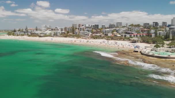 Imágenes Aéreas Drones Olas Oceánicas Una Concurrida Playa Kings Caloundra — Vídeos de Stock