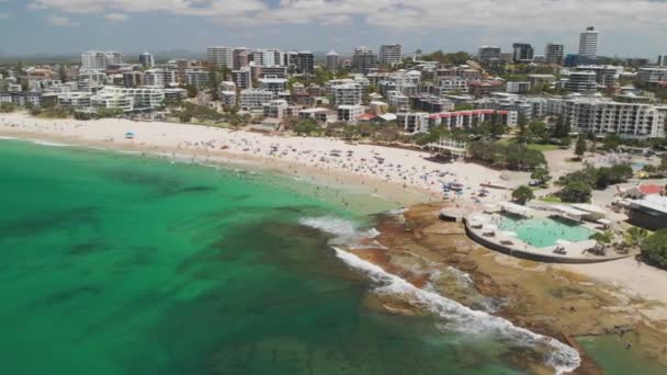 Vzdušné Záběry Vln Oceánu Rušné Královské Pláži Caloundra Queensland Austrálie — Stock video