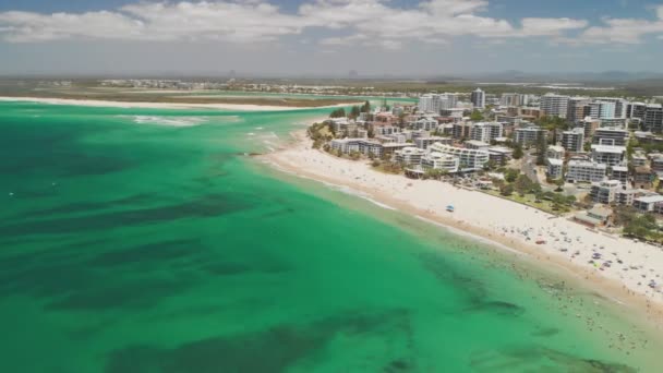 Vzdušné Záběry Vln Oceánu Rušné Královské Pláži Caloundra Queensland Austrálie — Stock video