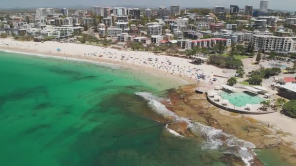 Vzdušné Záběry Vln Oceánu Rušné Královské Pláži Caloundra Queensland Austrálie — Stock video