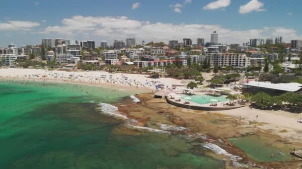 Lotnicze Drone Zdjęcia Fal Oceanicznych Ruchliwej Plaży Kings Caloundra Queensland — Wideo stockowe