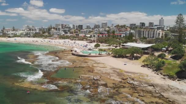Aerial Drone Footage Ocean Waves Busy Kings Beach Caloundra Queensland — Stock Video