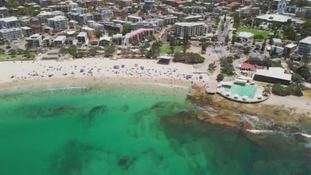 Vzdušné Záběry Vln Oceánu Rušné Královské Pláži Caloundra Queensland Austrálie — Stock video