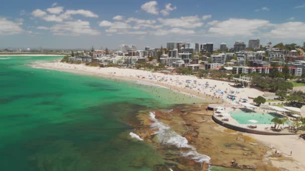 Imágenes Aéreas Drones Olas Oceánicas Una Concurrida Playa Kings Caloundra — Vídeo de stock