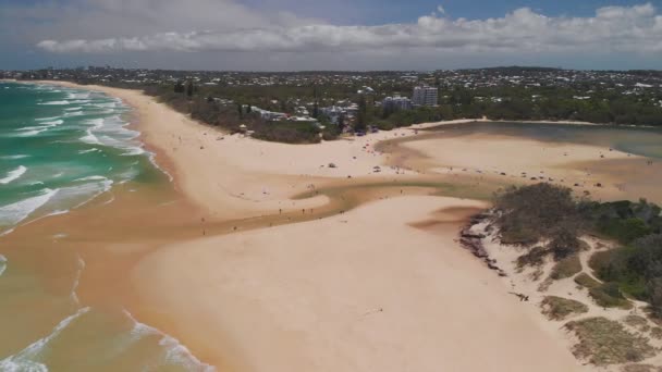 澳大利亚昆士兰州阳光海岸卡伦德拉海滩和 Currimundi 湖的空中无人机景观 — 图库视频影像