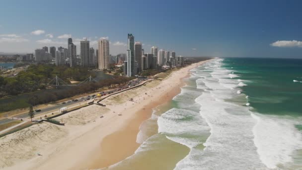 空中ドローンの視点からサーファーズパラダイスビーチ ゴールドコースト クイーンズランド オーストラリア — ストック動画